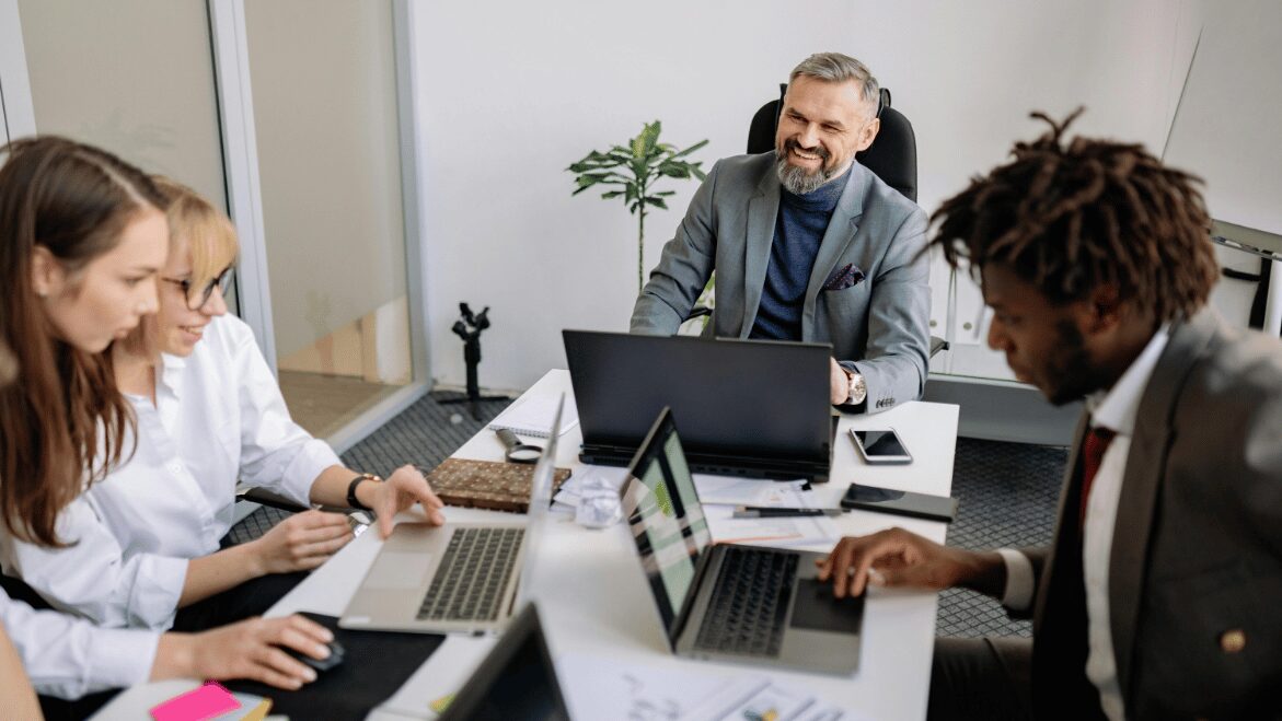 Doanh nghiệp nên lựa chọn ESG hay CSR