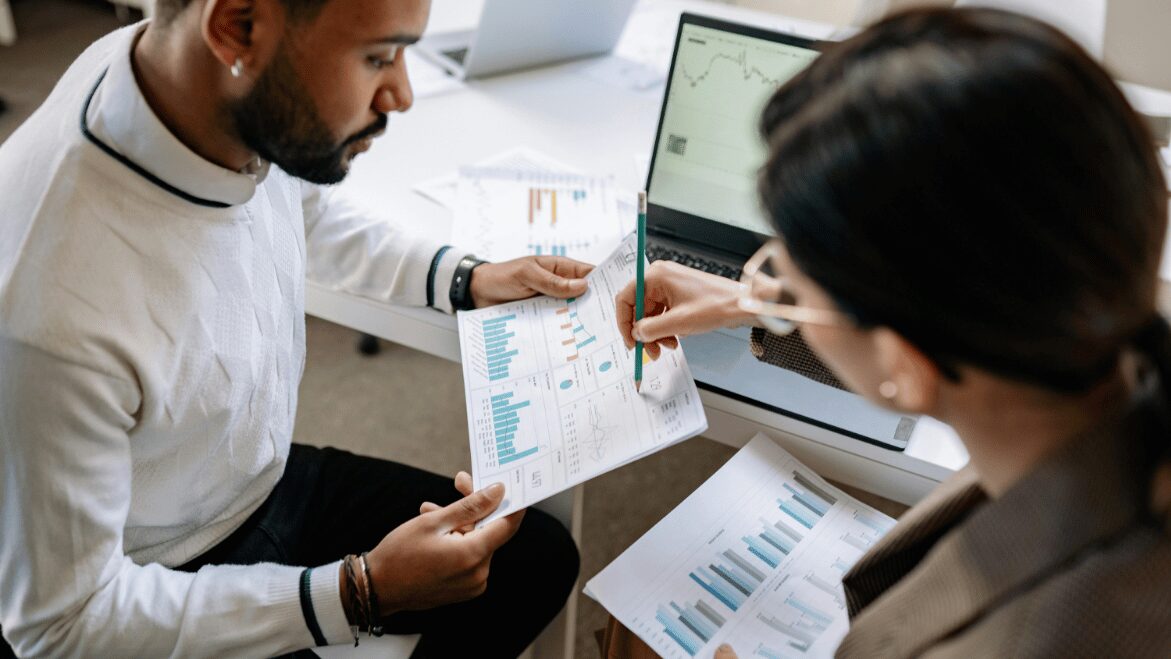 Dữ liệu khách hàng và thị trường (Customer & Market Data)